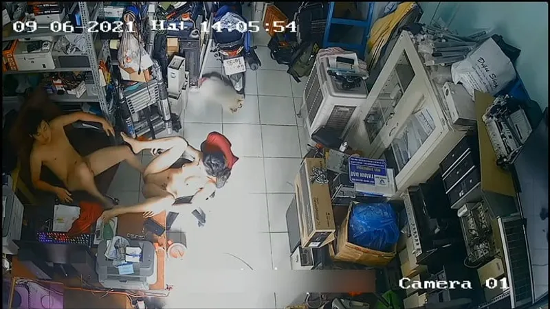 Vợ yêu gã chồng nắc nhau trong của hàng máy tính