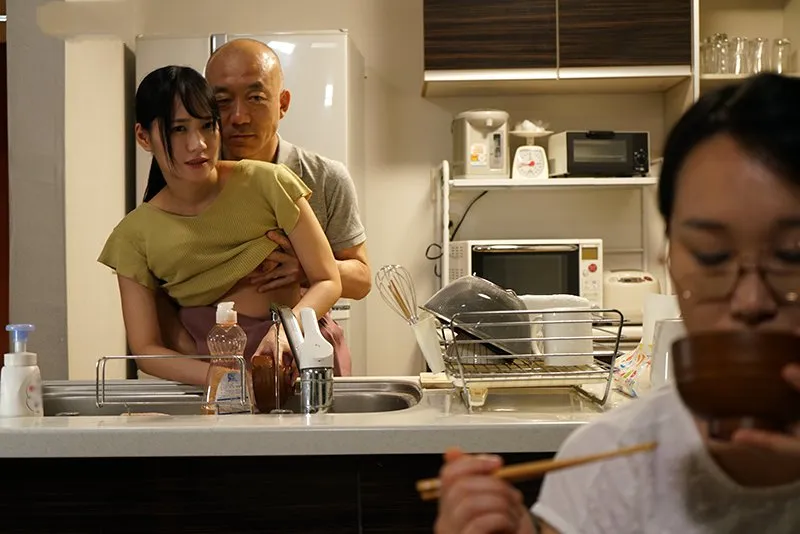 ông xã làm tình con gái riêng của bà xã khi biết vợ không thể sinh con cho mình