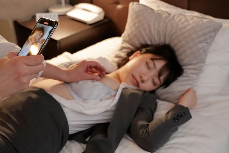 Chuyến công tác với kẻ nổi danh quấy rối ở công ty, cô gái bị chuốc thuốc ngủ