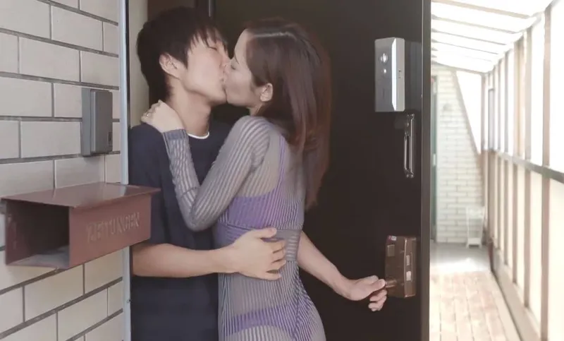 Cô gái nhà kế bên với chiếc quần lót lọt khe và cậu nhóc nhà kề bên may mắn