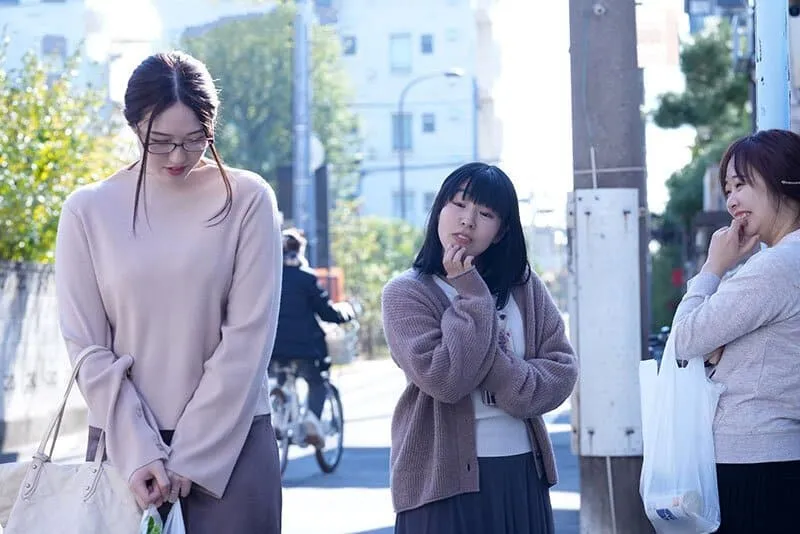 Trả thù mấy mụ nhà đối diện thường xuyên nói xấu bằng cách “cướp ông xã ả ta”