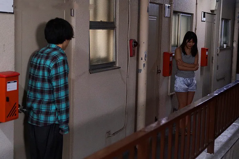 Bí mật "đi ngoài" với người phụ nữ hàng xóm cãi nhau bị anh xã đuổi ra cửa