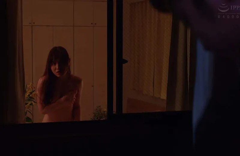 Cô gái nhà kế bên gã chồng ông chồng nhà kề bên thường xuyên thay đồ ở ngay cửa sổ