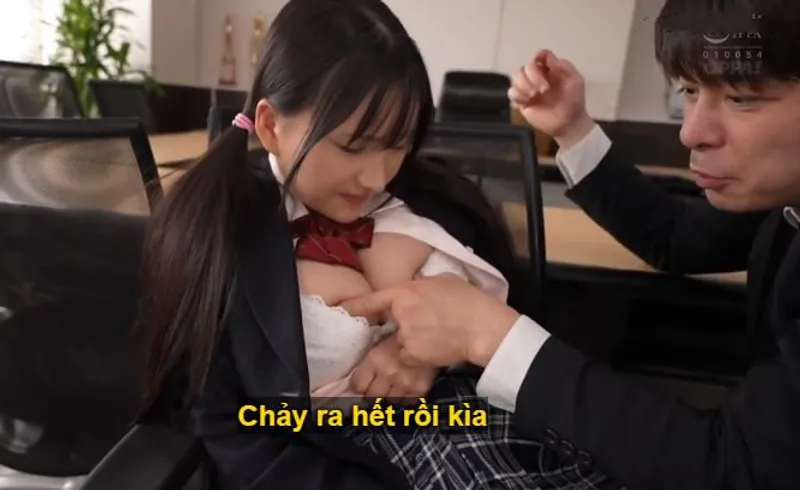 Trong suốt 3 năm, thầy giáo rèn luyện cô học trò ngực đẹp thành "chiếc bình chứa tinh".