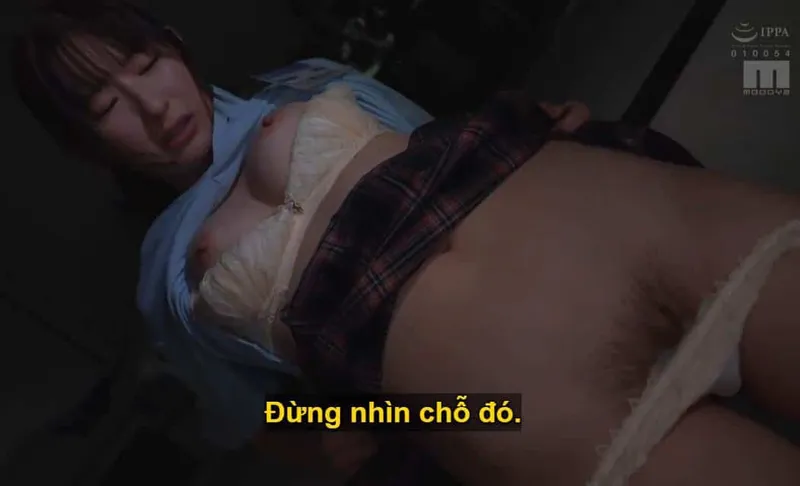 Người sếp dự định "đâm" em nhân viên kiêu kỳ lười nhác, suốt ngày bận tán gẫu với người yêu.